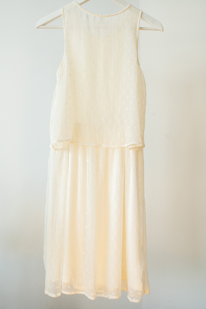 vestido de encaje en color crema