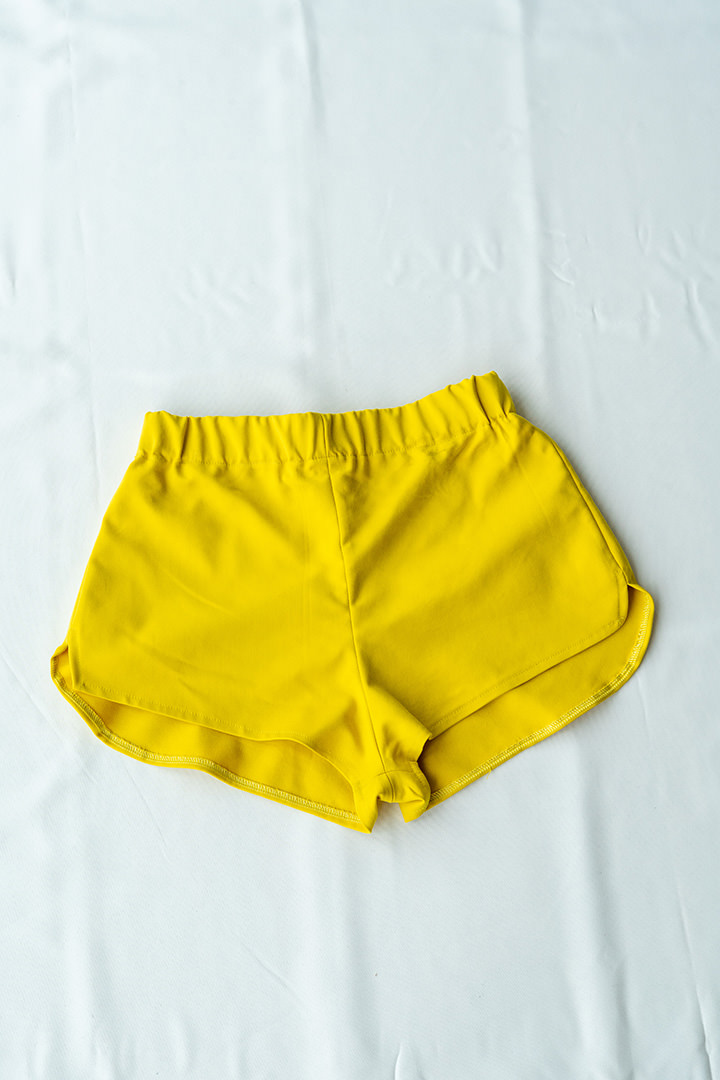COLECCIÓN SOLSTICIO shorts amarillos